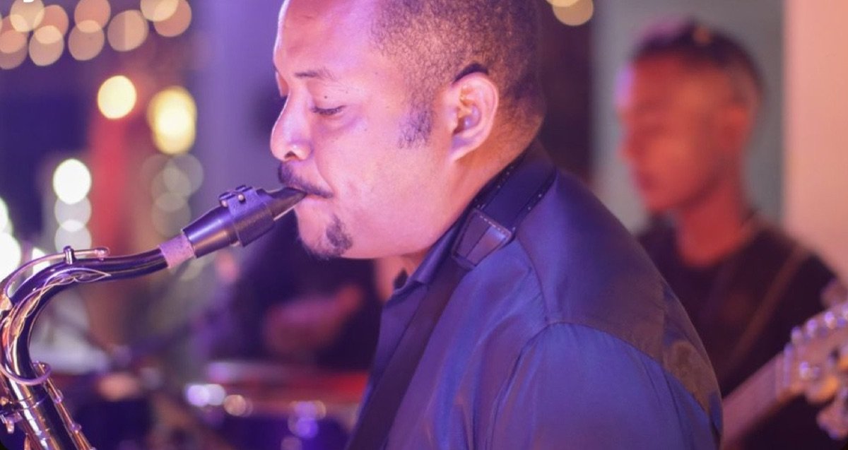 Saxofonista de KS tocando en vivo