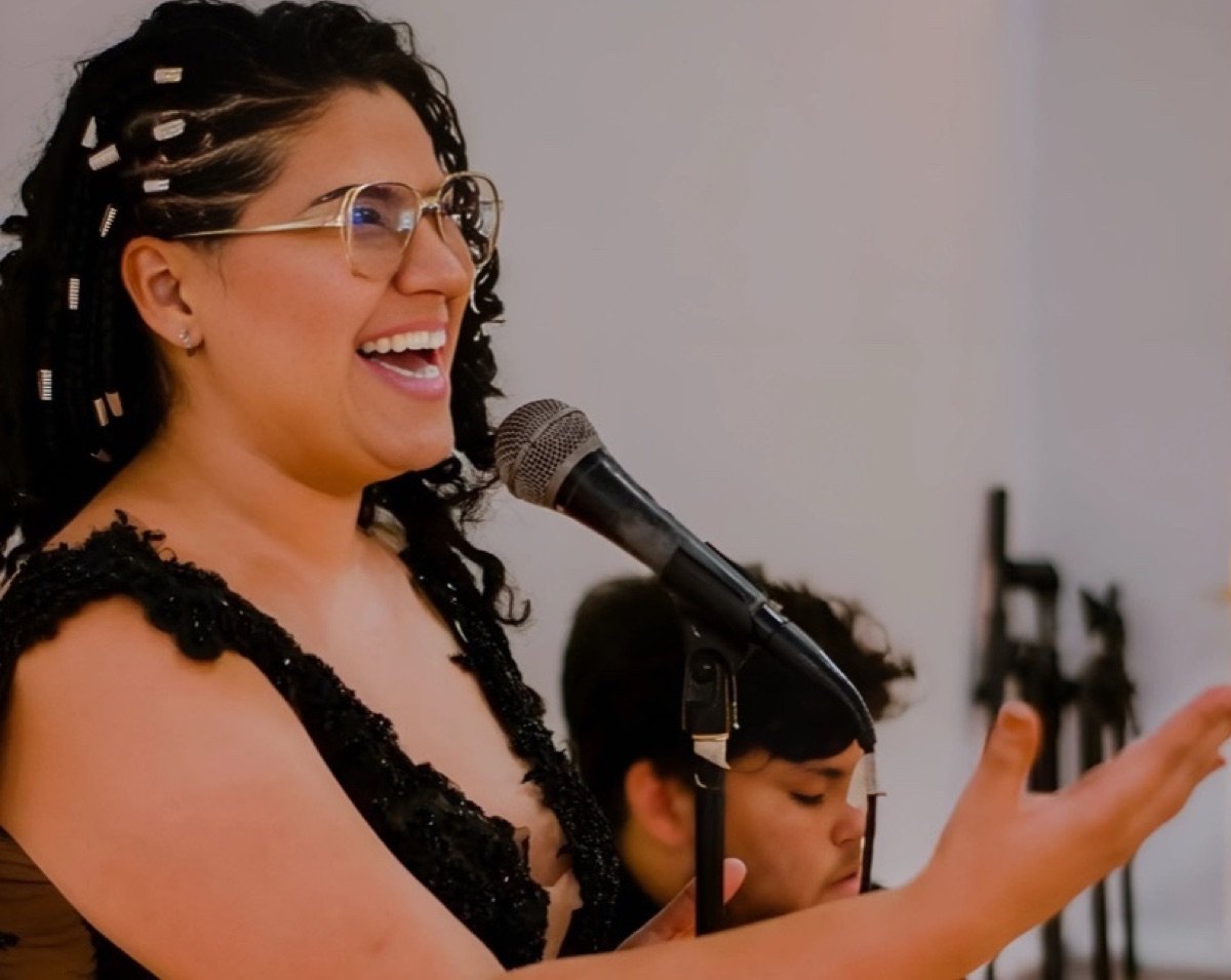 Cantante de KS en una ceremonia